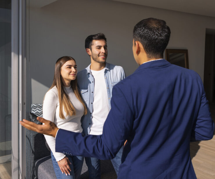 medium-shot-couple-talking-real-estate-agent (1)