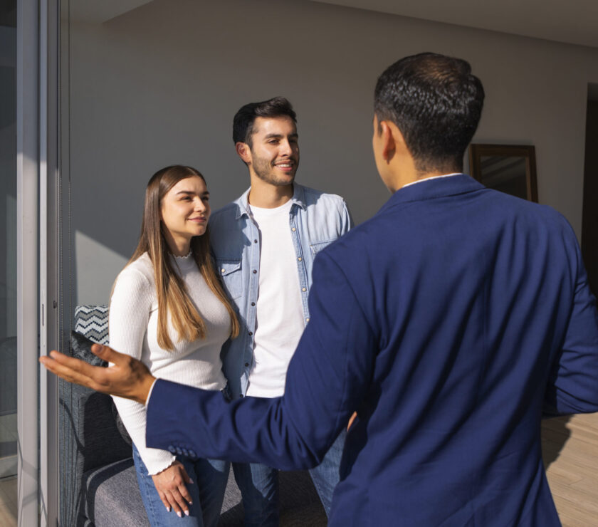 medium-shot-couple-talking-real-estate-agent (1)