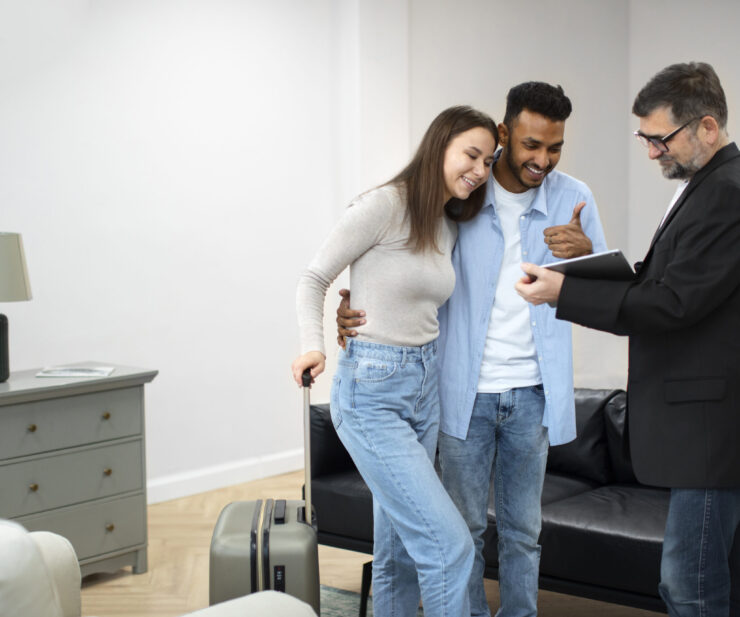 side-view-smiley-couple-traveling