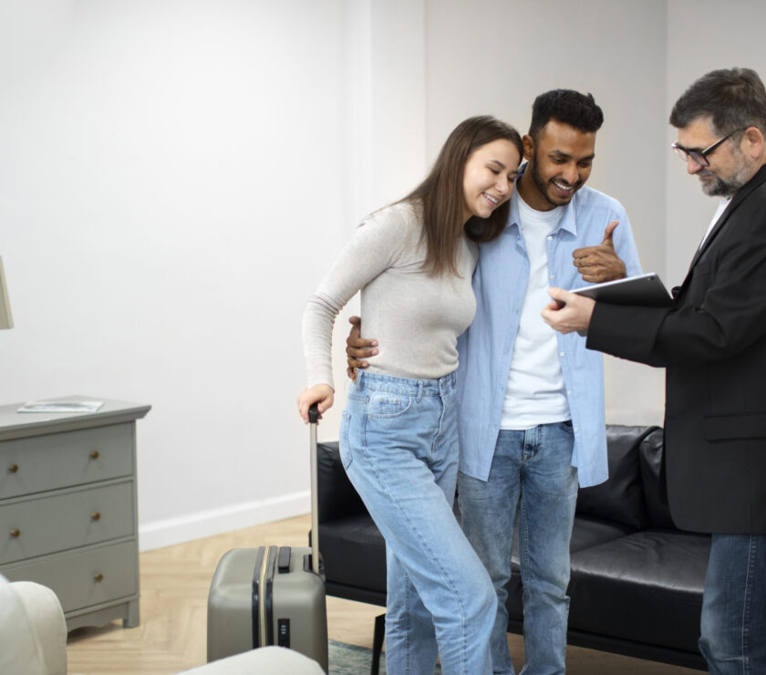 side-view-smiley-couple-traveling